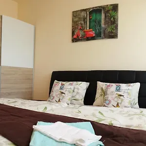 2* Pensión Garden House